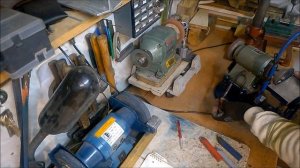 Точило с подручниками для заточки токарных резцов