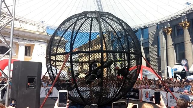 Три мотоциклиста катаются в шаре (Мотостолица 2018) смотреть онлайн