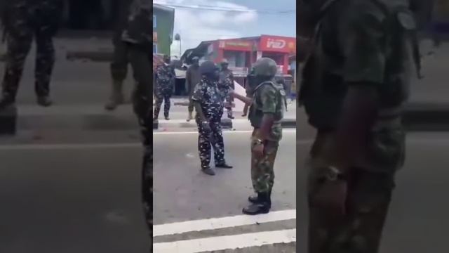 Gallant Nigerian AirForce giving instructions to Police who were sporadically shooting a crowd смотреть онлайн