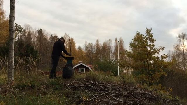 Bosch AXT 2200 HP Trying to chip some dry aspen branches смотреть онлайн
