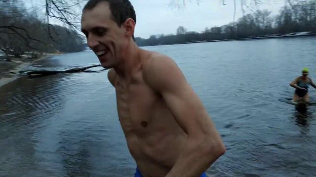 16.01.2020. Утренний заплыв в реке Москва МОРЖЕЙ СТОЛИЦЫ смотреть онлайн