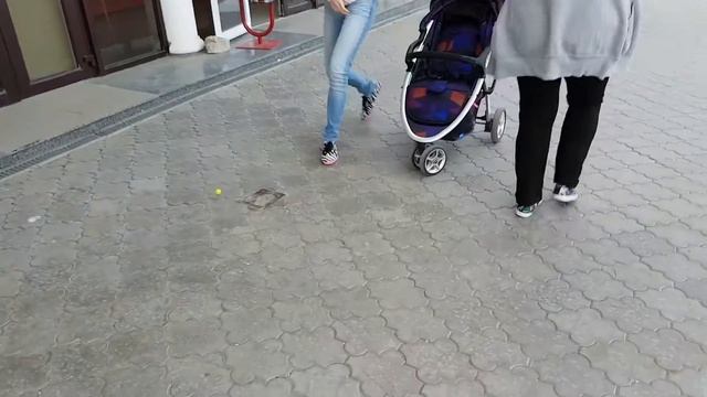 Играемся с попрыгунчиком, тараканом на набережной Playing with ball on promenade смотреть онлайн