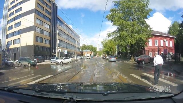 Упал на пешеходном переходе смотреть онлайн