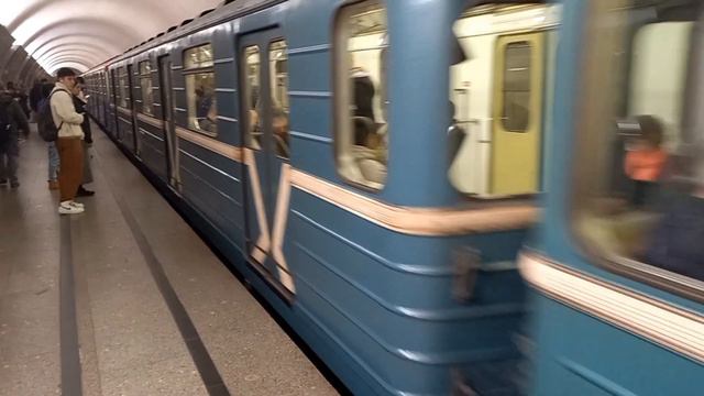 Номерной прибывает на станцию Тверская + странное звучание "зуммера" смотреть онлайн