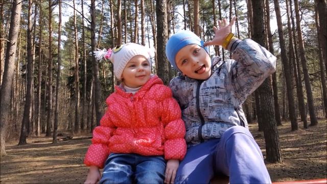 Прогулка в лесу весной. Дети играют. Walking in the woods in the spring. Kids are playing. смотреть онлайн