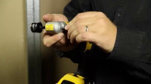 Универсальная угловая насадка на дрель или шуруповерт (угловой адаптер), краткий видео обзор