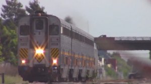 Поезд в США тепловоз везет двухэтажный скоростной состав американские поезда железная дорога в США