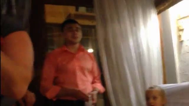 Аня ловит букет. Лёша в восторге. смотреть онлайн