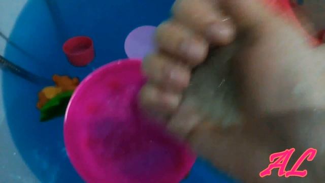 Алиса купается в желейной ванне, играет в пену Джелли Бафф Видео для детей смотреть онлайн