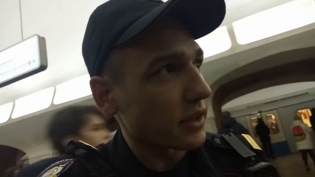 Московская полиция проверяет людей славянской внешности, странная ситуация смотреть онлайн