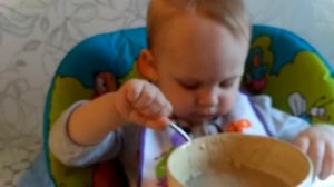 Как научить малыша кушать самостоятельно. Карапуз Павлушка первый раз ест сам.