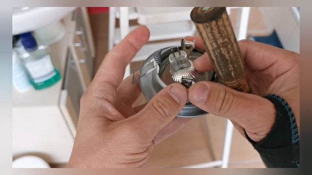 Tutuorial/How to... GU/GX5.3 Spot (mit Klammer auf der Rück-/Innenseite) aus den Einbaurahmen holen смотреть онлайн