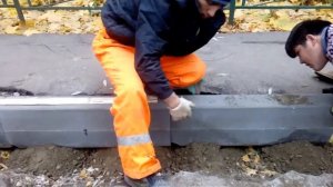 Установка дорожного бордюра