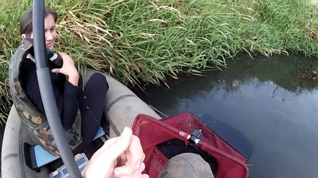 Настя учится ловить рыбу (река Ольса (август 2013 г.)) смотреть онлайн