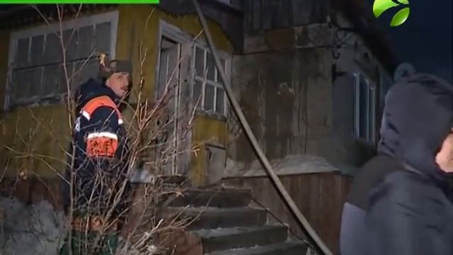 В Тазовском районе слесари сумели вызволить из пожара женщин и детей смотреть онлайн