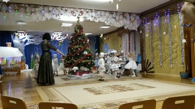 Детский сад номер 15, гр 12 г. Витебск 28.12.2018. Хоровод, песенка про елку. смотреть онлайн