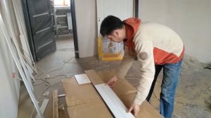 Распил доборной планки дверного проема лобзиком-станком.