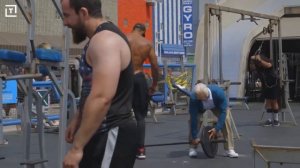 Дед качок  удивил молодеж