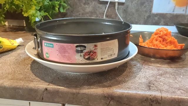 Слоеный салат «Лесная поляна» с опятами, сыром и курицей смотреть онлайн