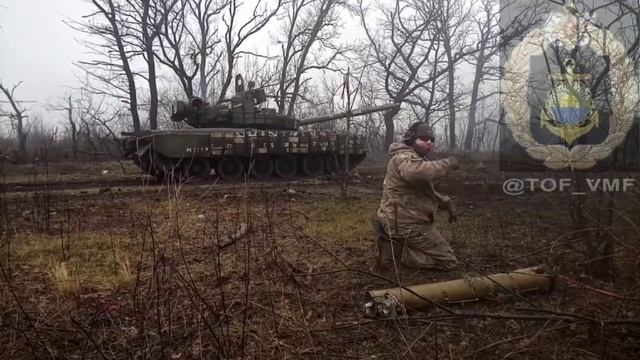 Танки работают по позициям врага засевшего в Угледаре