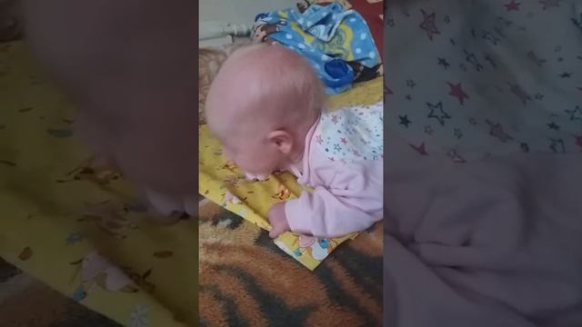 Месяц малышу, поднимает голову! смотреть онлайн