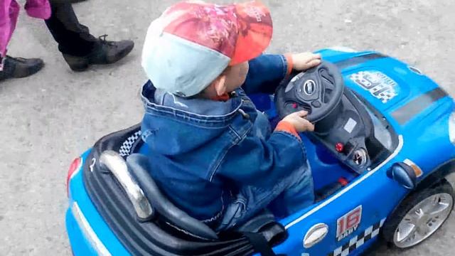 Лёша с Василиной катаются на машинках