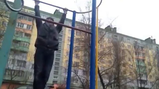 отжимание от брусьев и висы на турники для развития хвата "стальная клешня" / 17.03.2016 г. смотреть онлайн