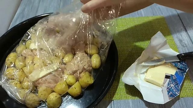 Молодой картофель в духовке с курицей@user-wv6vr2zm3f смотреть онлайн