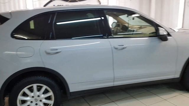 Оклейка автомобиля Porsche Cayenne пленкой светлосерого цвета, притемнили задние фонари смотреть онлайн