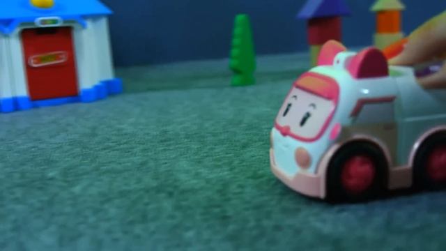 Игра в Вышибалы - Робокар Поли новые серии с машинками смотреть онлайн