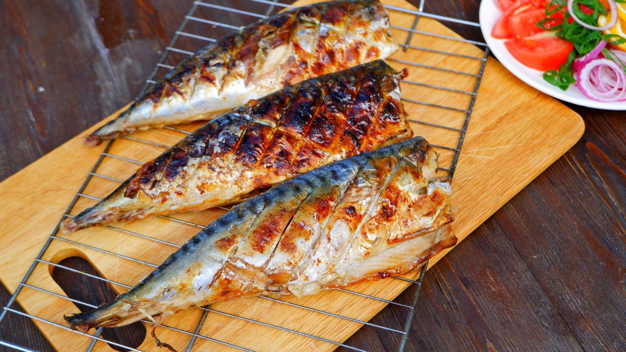 Скумбрия на углях с естественным вкусом! смотреть онлайн