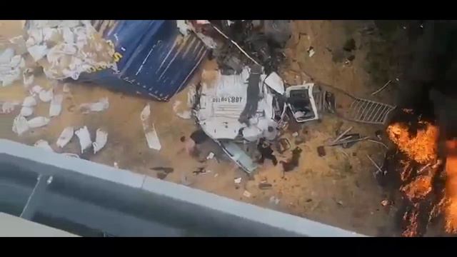 Фура сорвалась с эстакады ЦКАД рядом с Бронницами смотреть онлайн