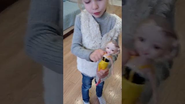 Брат і сестричка збирають машинку для Святого Миколая. смотреть онлайн