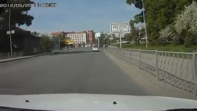 Чуть не упал под колеса nearly fell under the wheels 幾乎摔倒在車輪下 смотреть онлайн