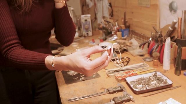 ЗНАЙ НАШИХ | Как создать ювелирное украшение, которое будет носить президент? смотреть онлайн