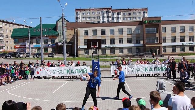 После такого хочется купить себе мяч!!!))) 24 июня 2017. День города Березники смотреть онлайн