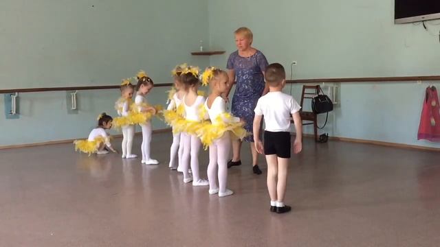 Маленький цыпленок в школе танцев.The little chicken. смотреть онлайн