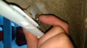 Газель Next  крыло(старого образца) задевает дверь.