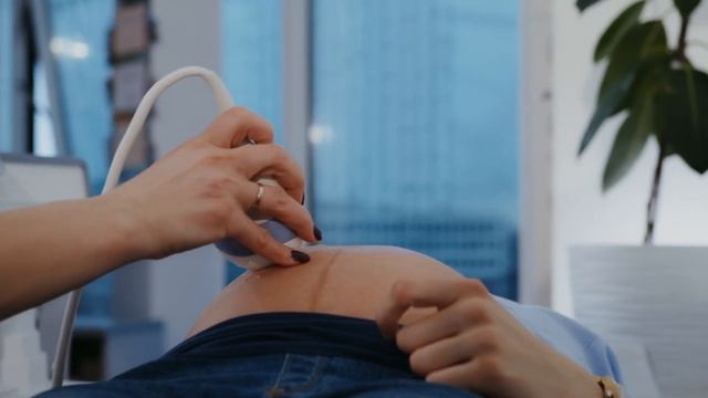 ШЕВЕЛЕНИЯ ВО ВРЕМЯ БЕРЕМЕННОСТИ | Как по толчкам малыша в животе у мамы предсказать его характер смотреть онлайн