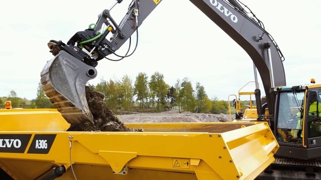 Walkaround movie ECR235E Volvo crawler excavator with short swing radius смотреть онлайн