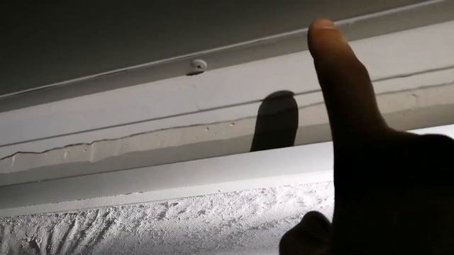 Как приклеить потолочный плинтус на козырек ниши под шторы. смотреть онлайн