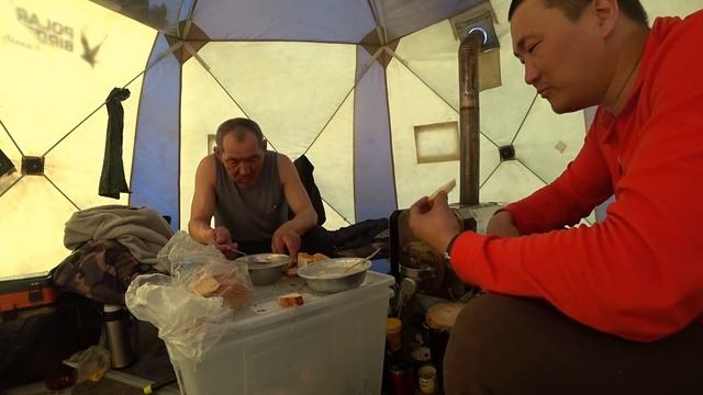 СУРОВЫЙ СЕВЕР кто не успел, тот опоздал! Уха из ОКУНЯ смотреть онлайн