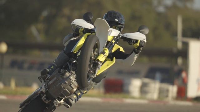 2023 701 Supermoto | Escape the City Limits смотреть онлайн