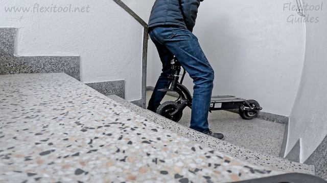 Heavy Electric Scooter - Up and Down Stairs - The Right Way! смотреть онлайн