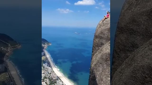 Бразилия. Туристка сидит на вершине горы смотреть онлайн