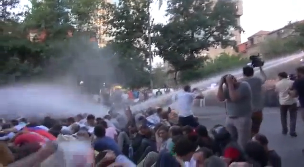 Эксклюзив! Разгон Майдана в Ереване 23.06.15 смотреть онлайн