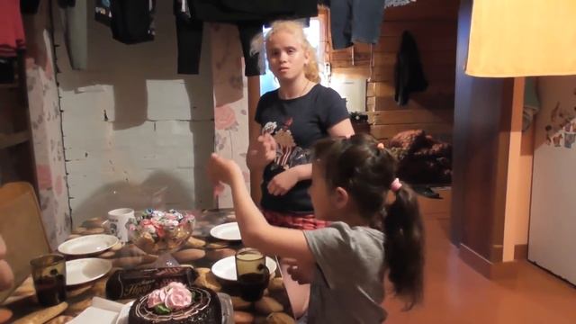 Алина идёт гулять на всю ночь  с одноклассниками , а Дарина потеряла телефон .Приветы!24.05.2019