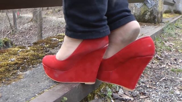 Walking and dangling with red wedges смотреть онлайн