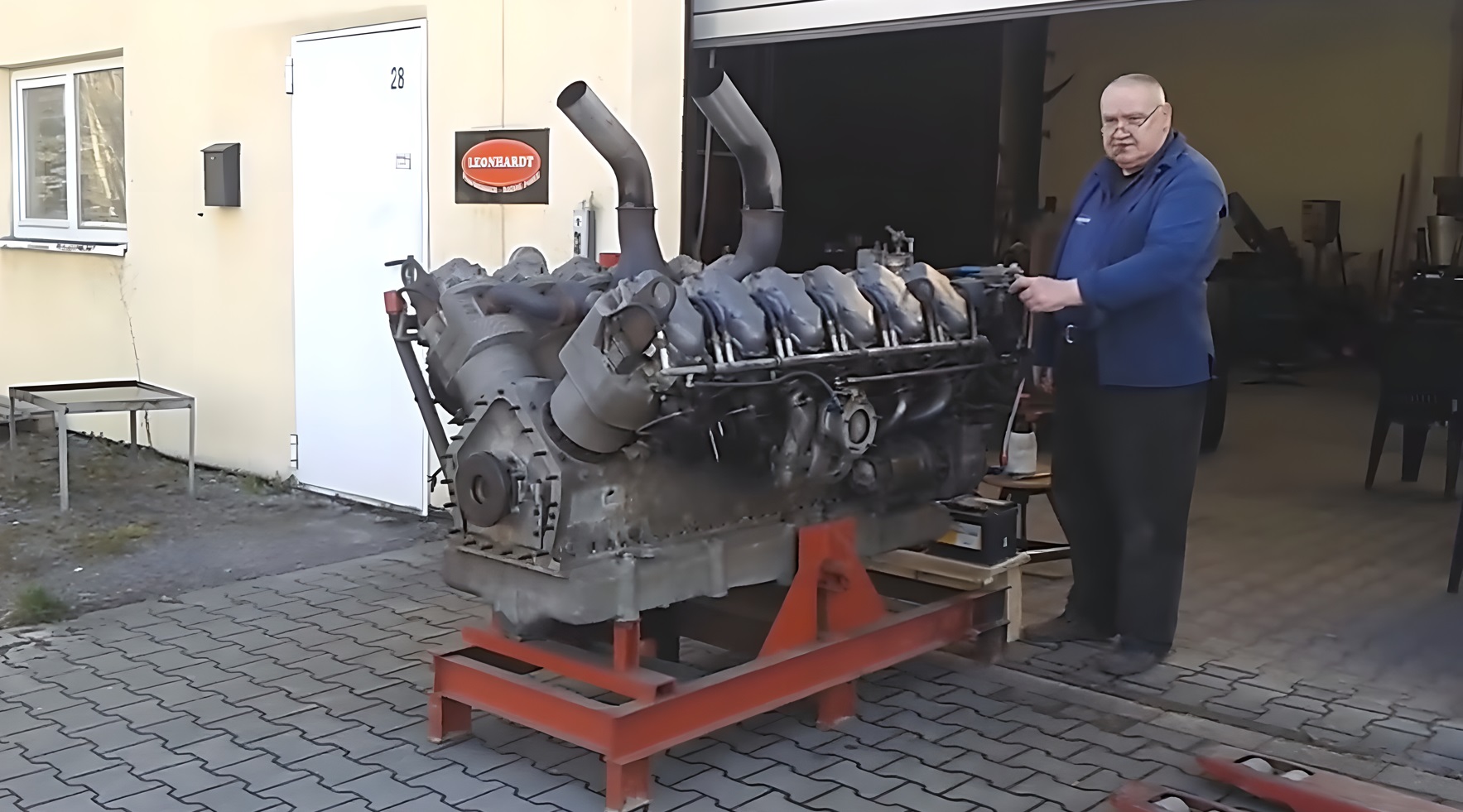 Этот звук шепчет! Запуск мощного бензинового двигателя V12 от танка! смотреть онлайн