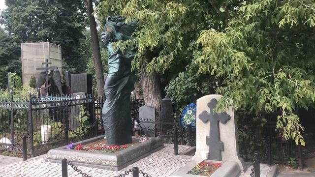 Могила Владимира Высоцкого (1938—1980), Ваганьковское кладбище смотреть онлайн
